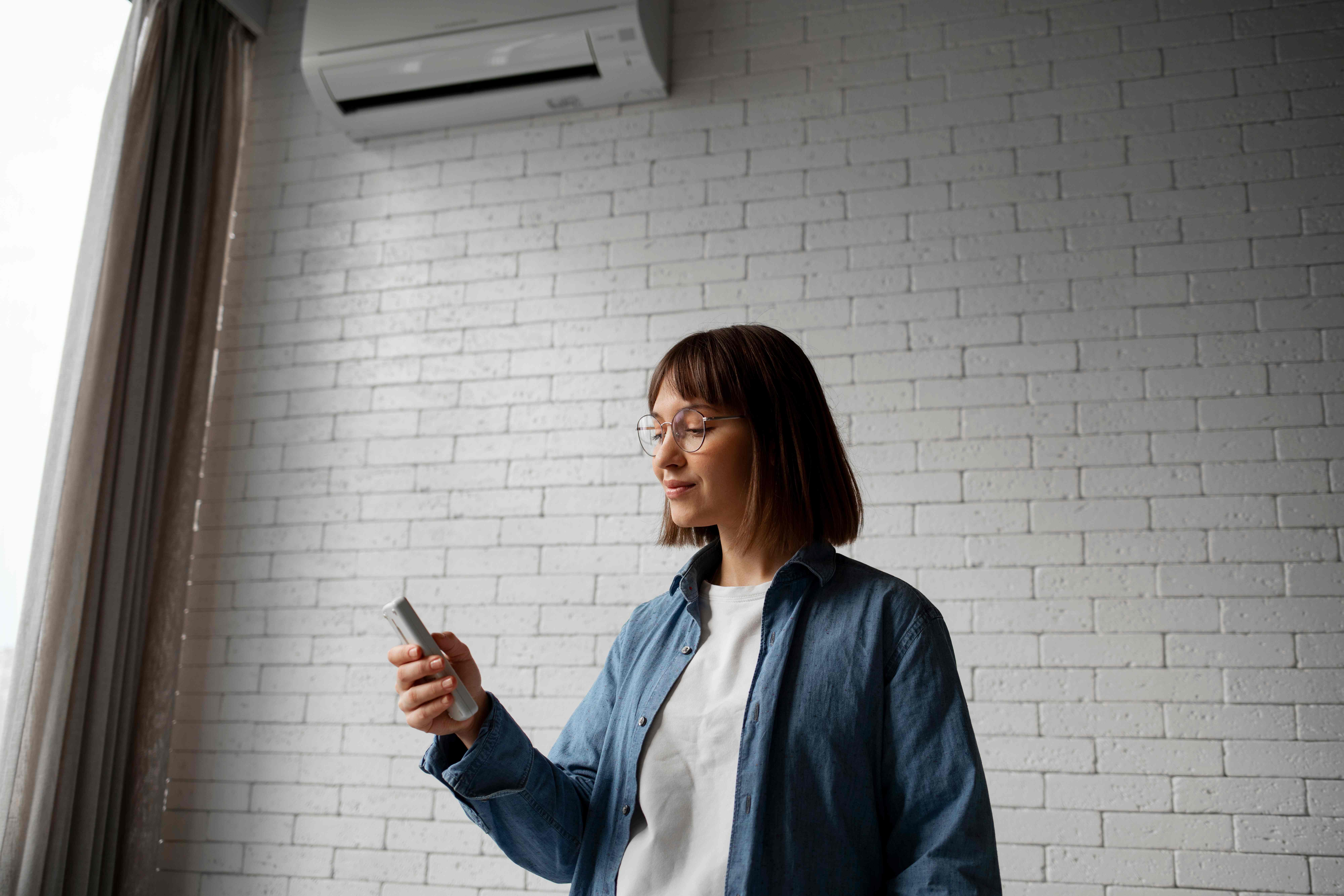 Cliente satisfeita com ar-condicionado instalado